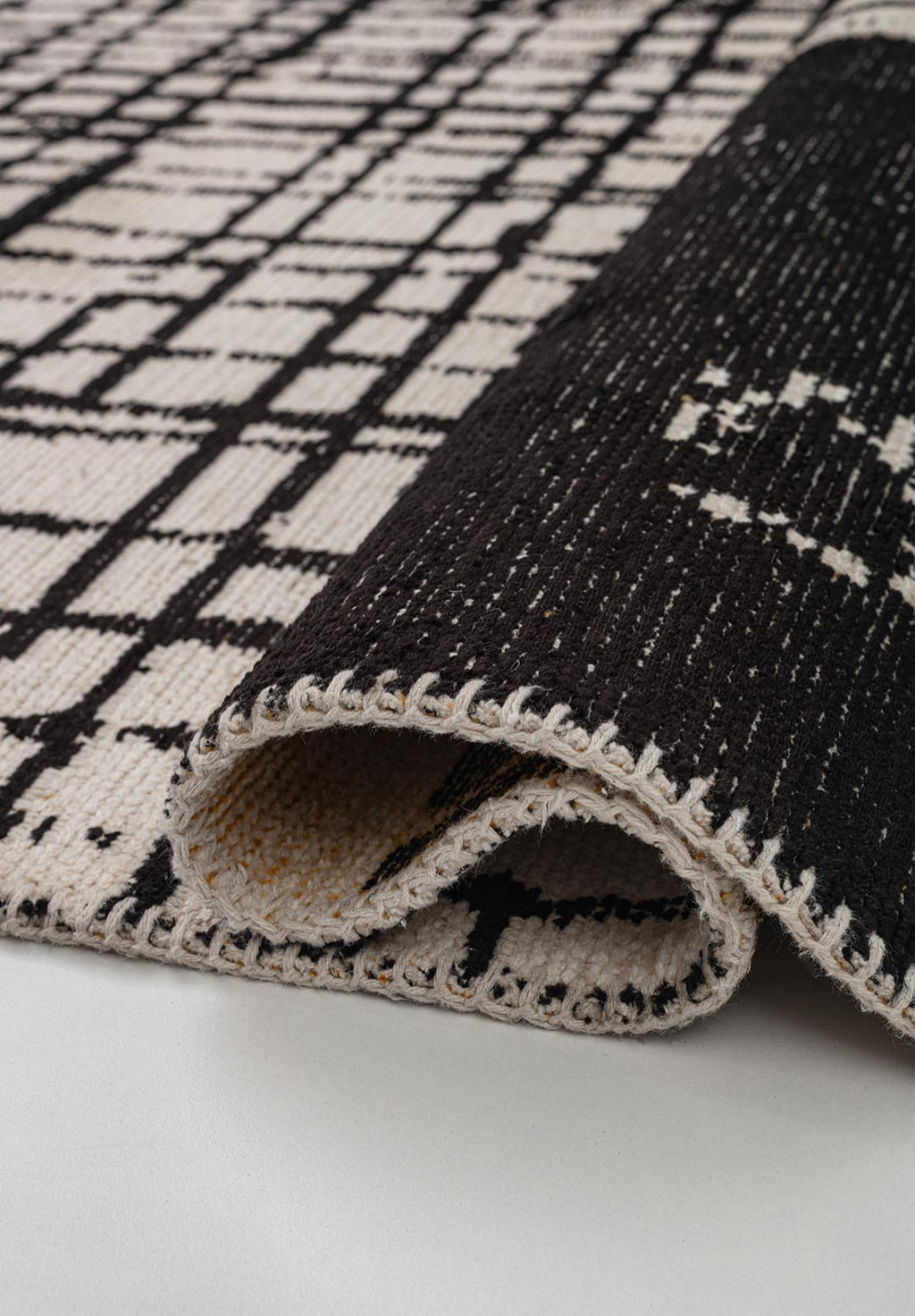 Edinburgh Black - Ecru Rug