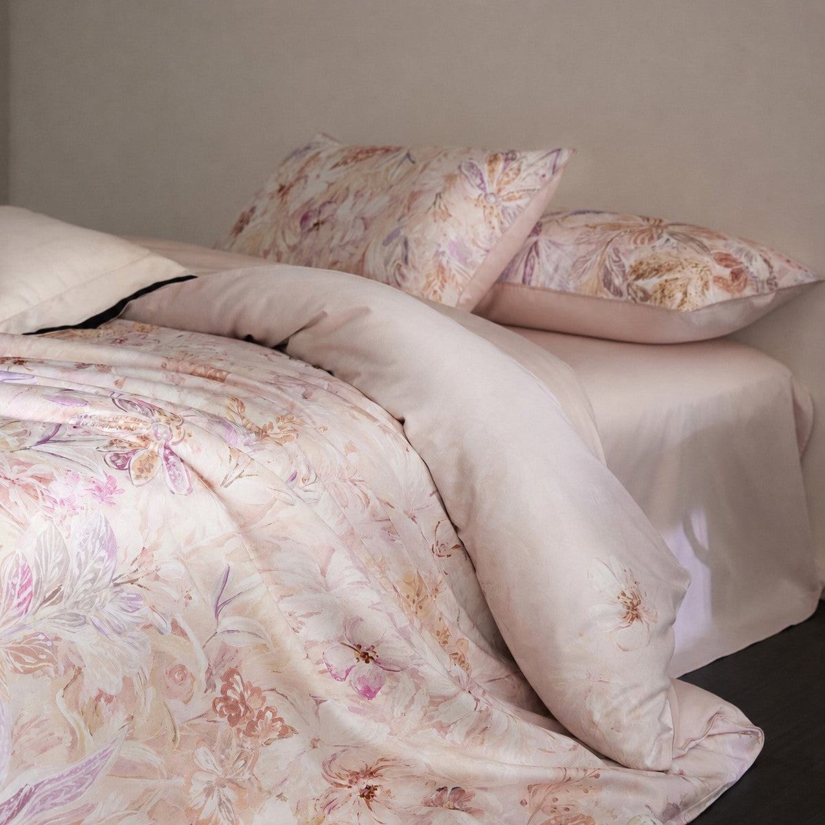 Lysora Blush Meadow Floral Egyptian Cotton Bedding Set