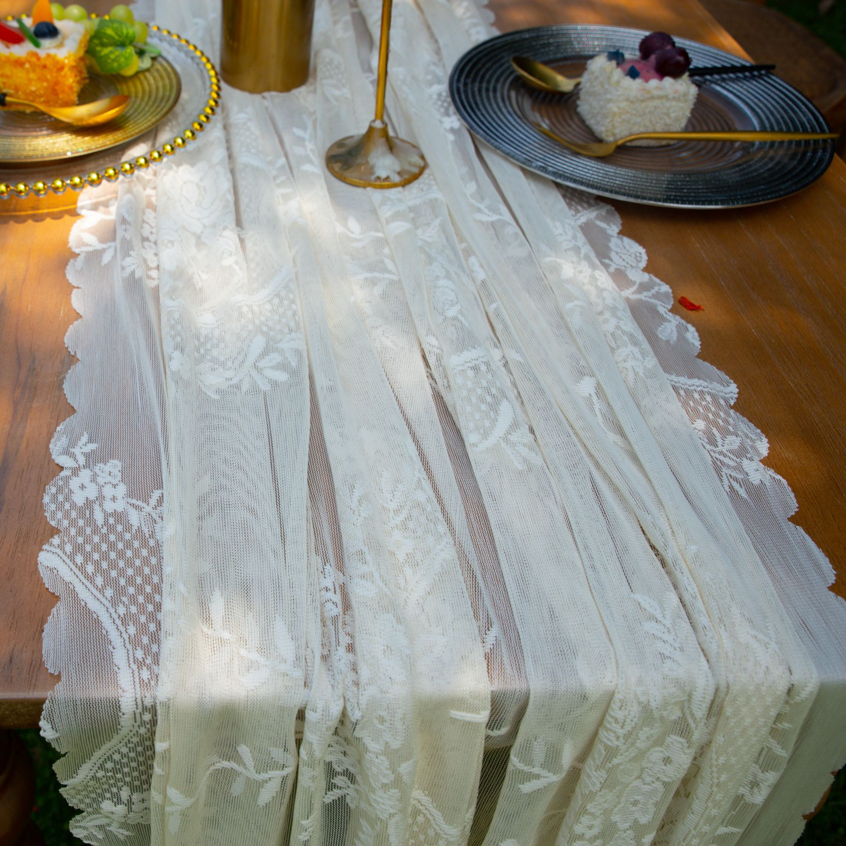Wreath Lace Scallop Tablecloth