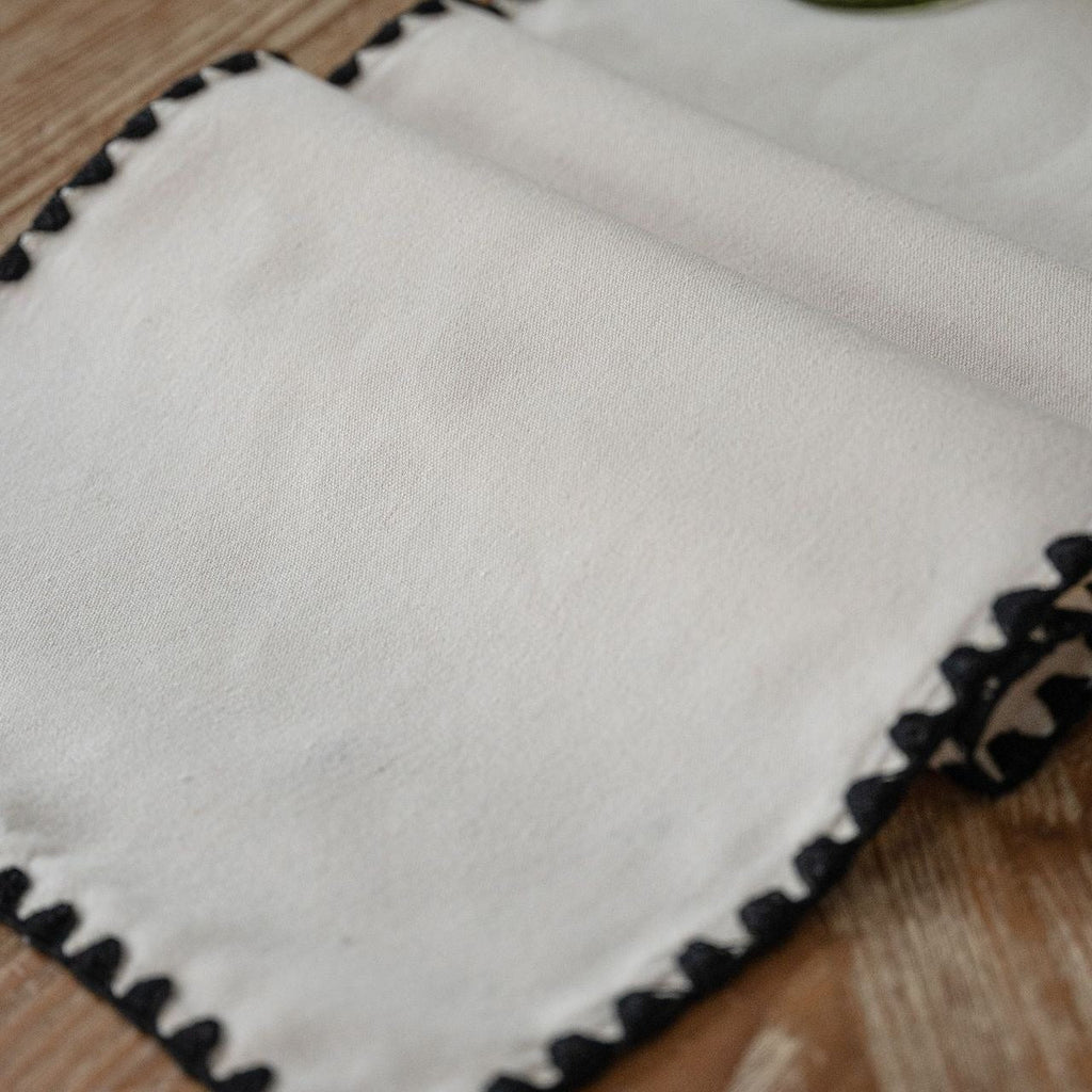 Cottage Scallop Table Runner