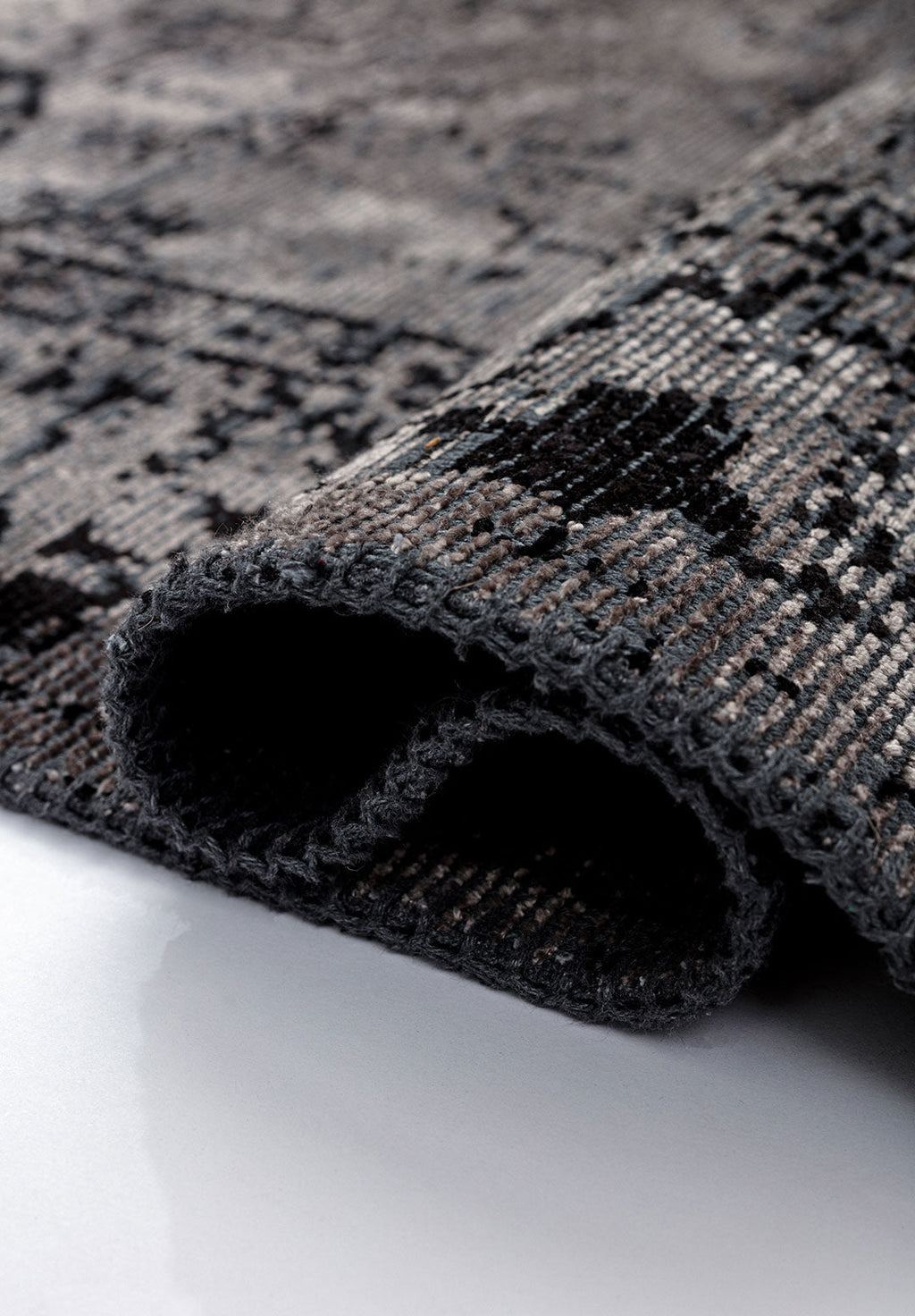 Ivy Grey - Black Rug