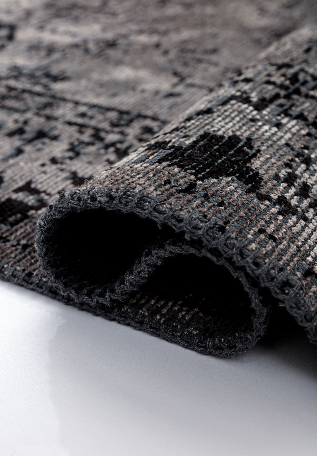 Ivy Grey - Black Rug