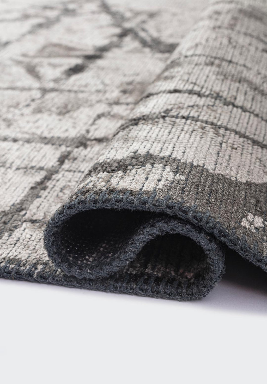 Crack Anthracite - Cream Rug