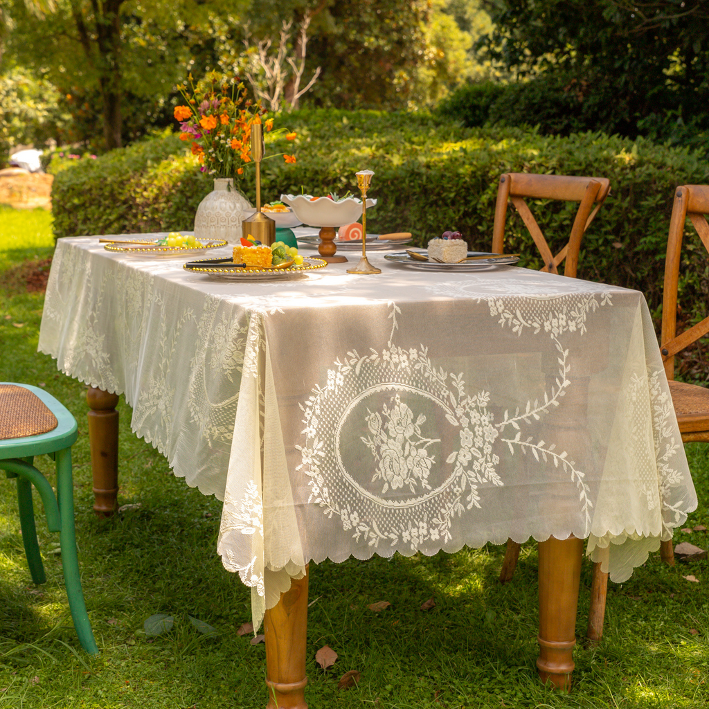 Wreath Lace Scallop Tablecloth
