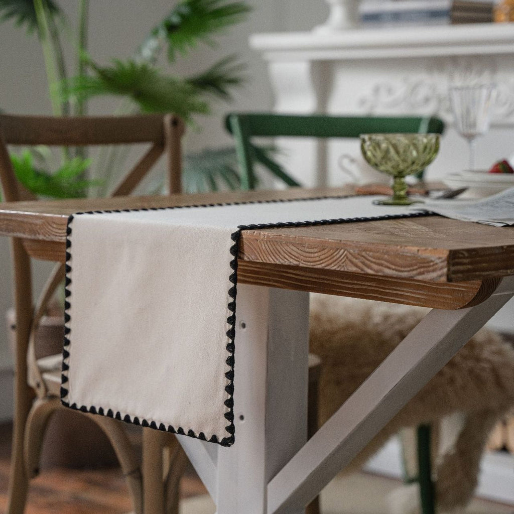 Cottage Scallop Table Runner