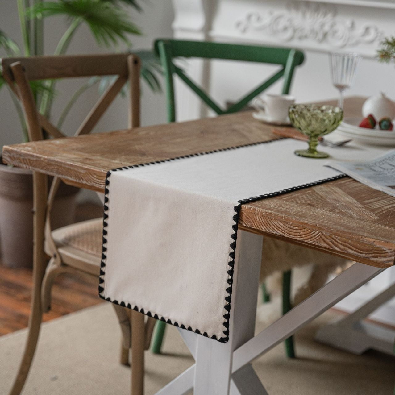 Cottage Scallop Table Runner