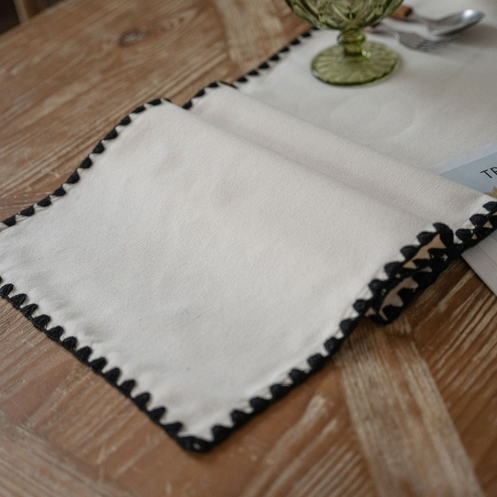 Cottage Scallop Table Runner