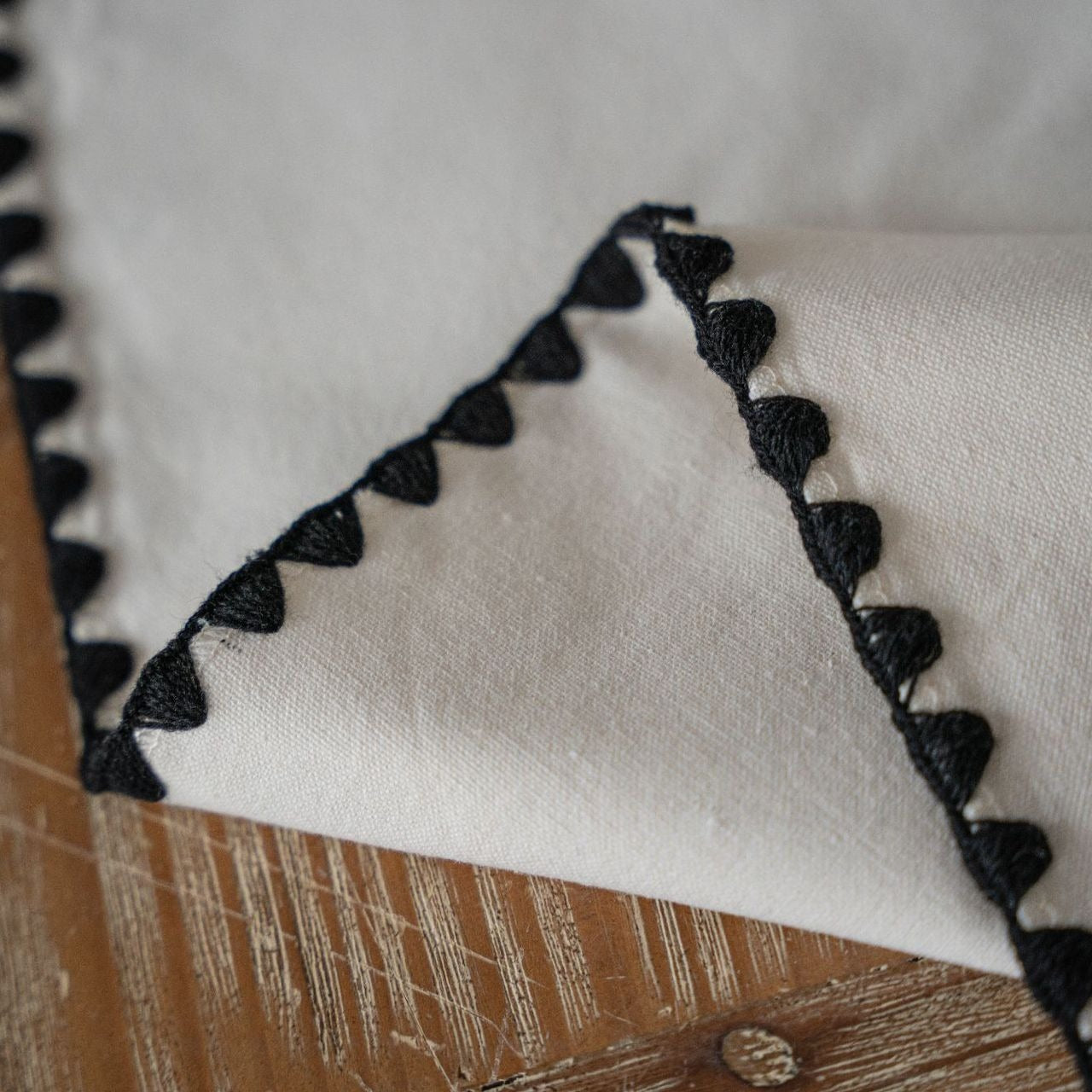 Cottage Scallop Table Runner