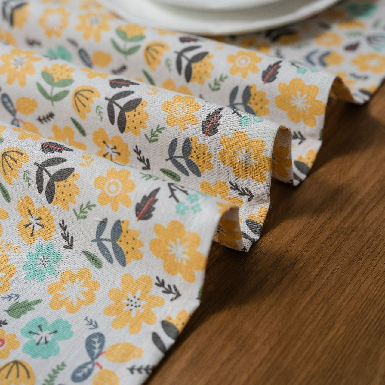 Retro Wildflower Tassel Runner