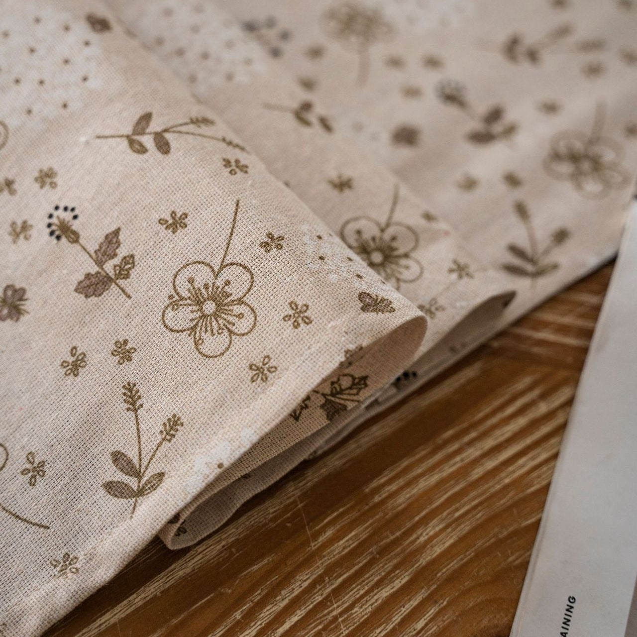 Delicate Floral Sketch Tassel Runner