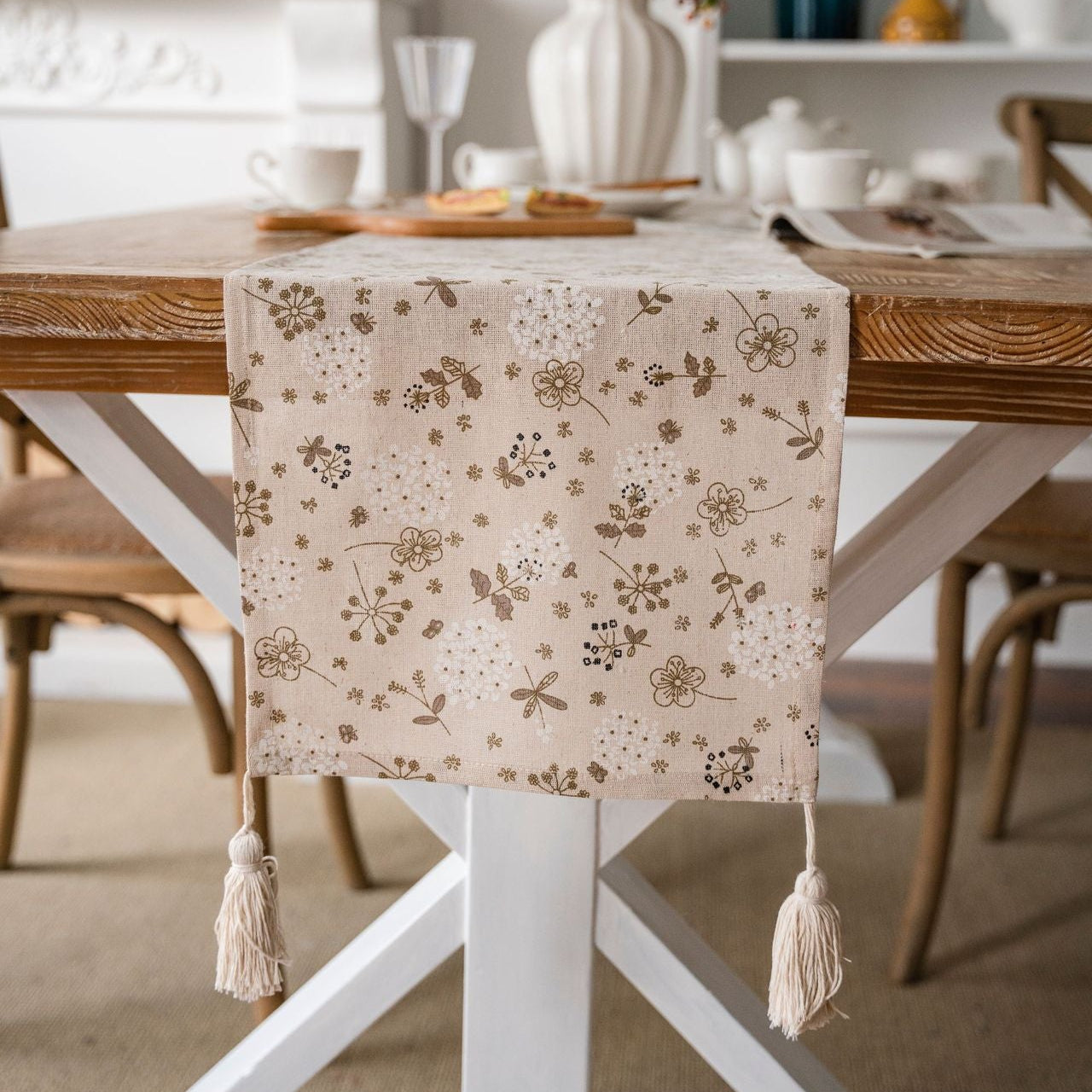 Delicate Floral Sketch Tassel Runner