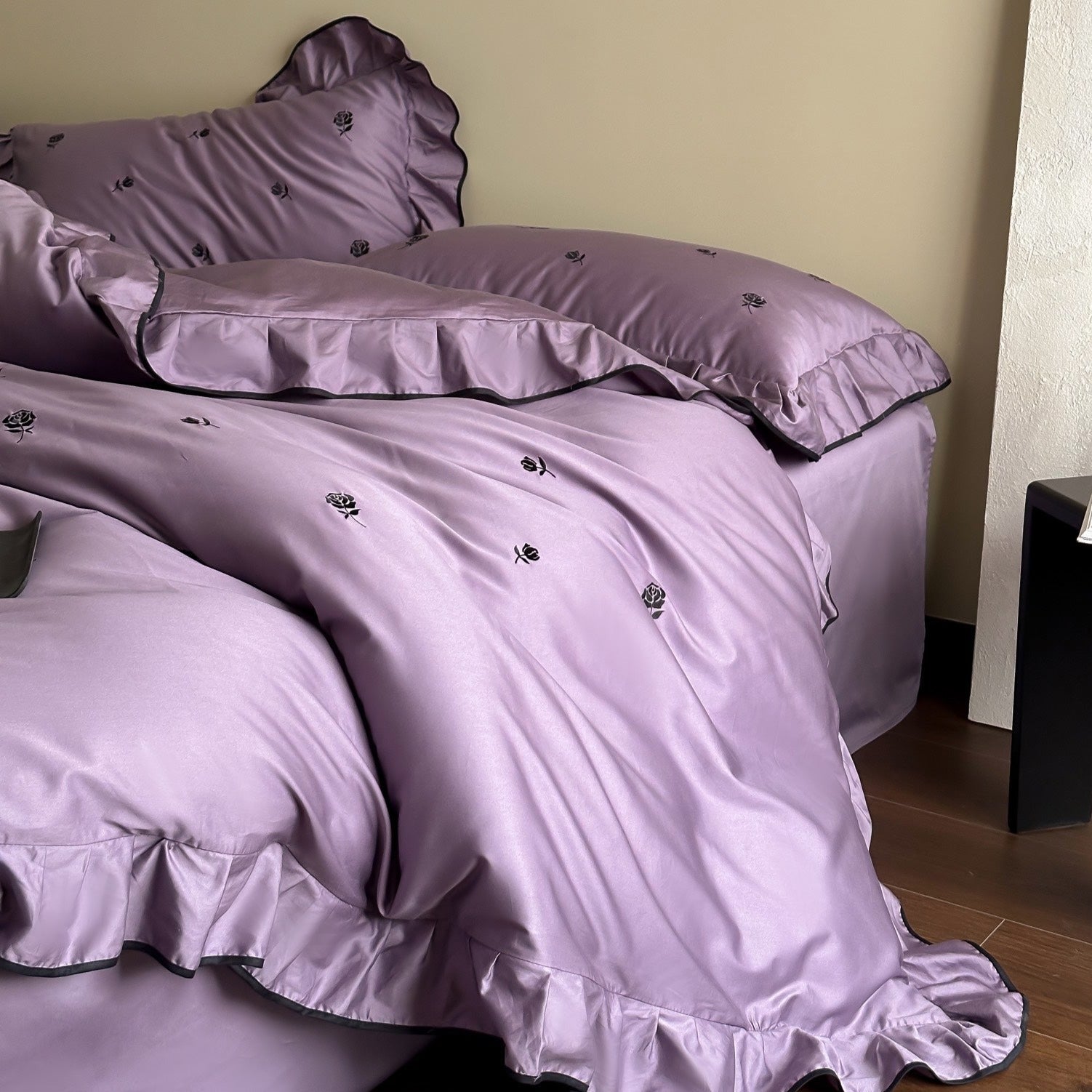 Black Rose Ruffle Bedding Set