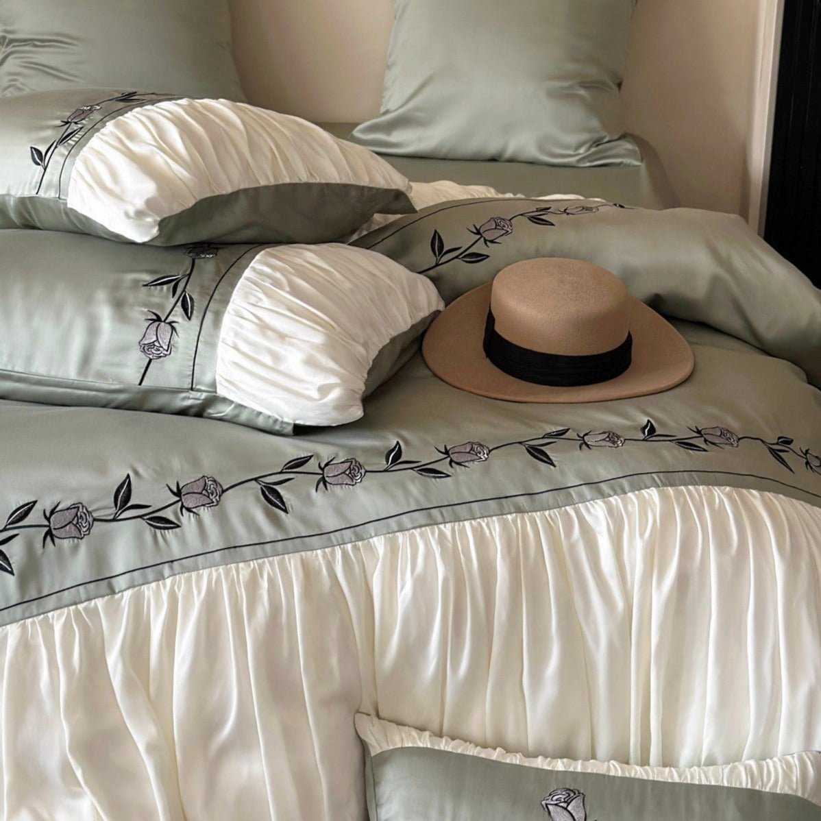 Deluxe Spring Green Rose Bedding Set