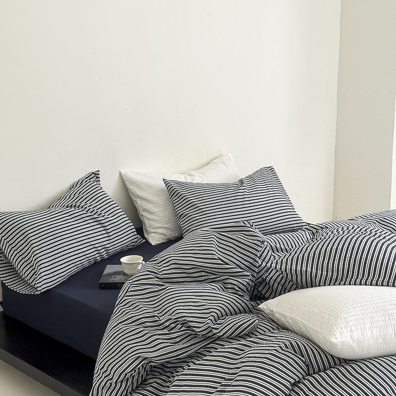 Minimal Stripe Bedding Set