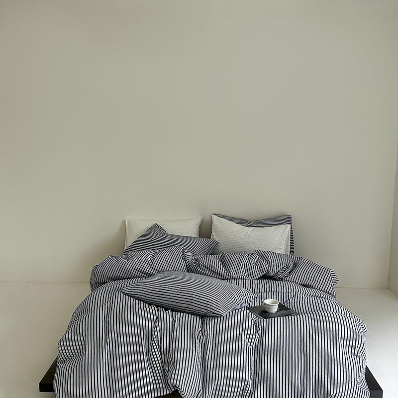 Minimal Stripe Bedding Set