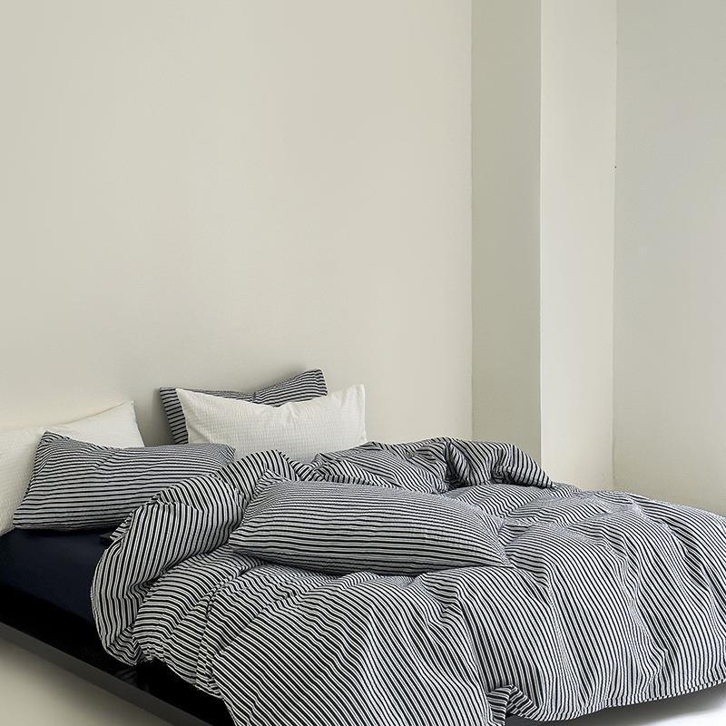 Minimal Stripe Bedding Set