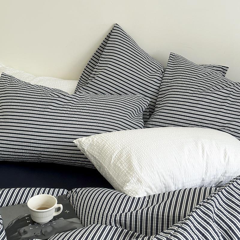 Minimal Stripe Bedding Set