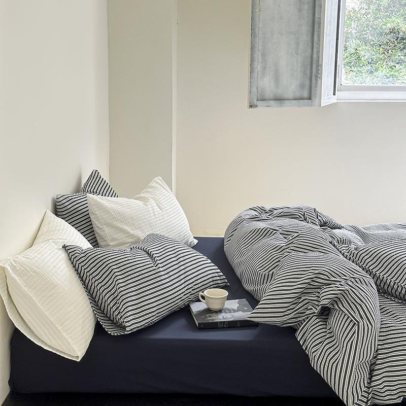 Minimal Stripe Bedding Set