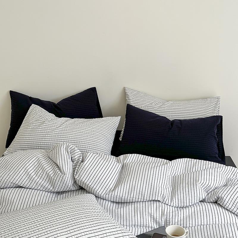 Minimal Stripe Bedding Set