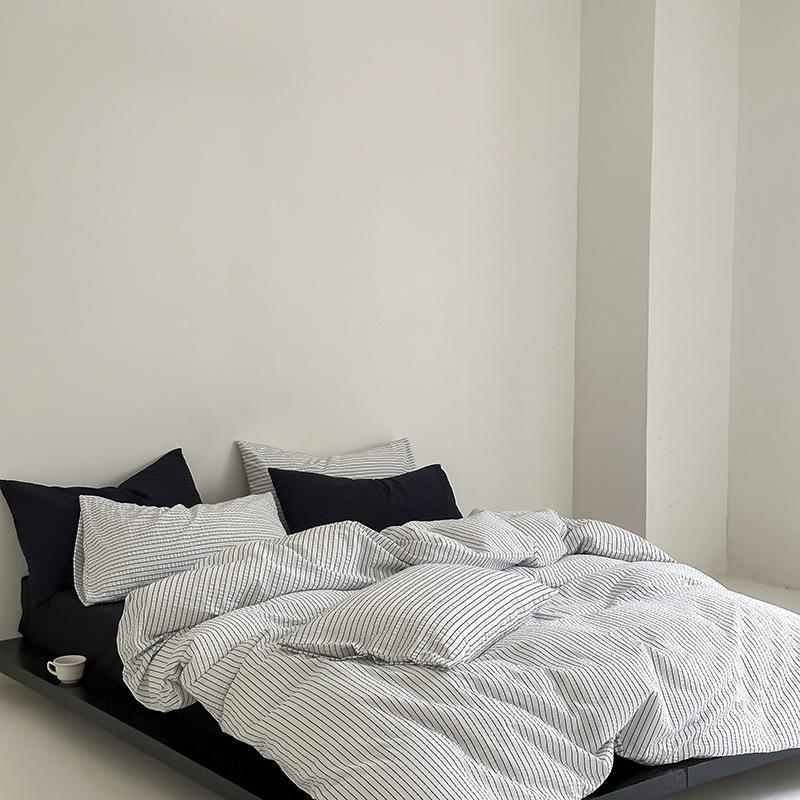Minimal Stripe Bedding Set
