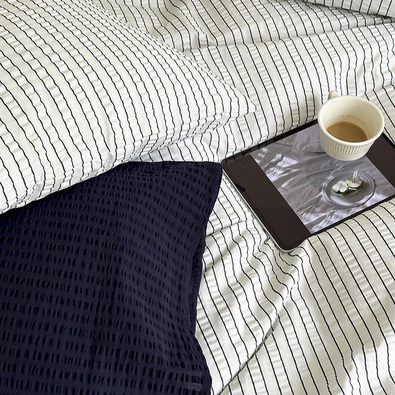 Minimal Stripe Bedding Set