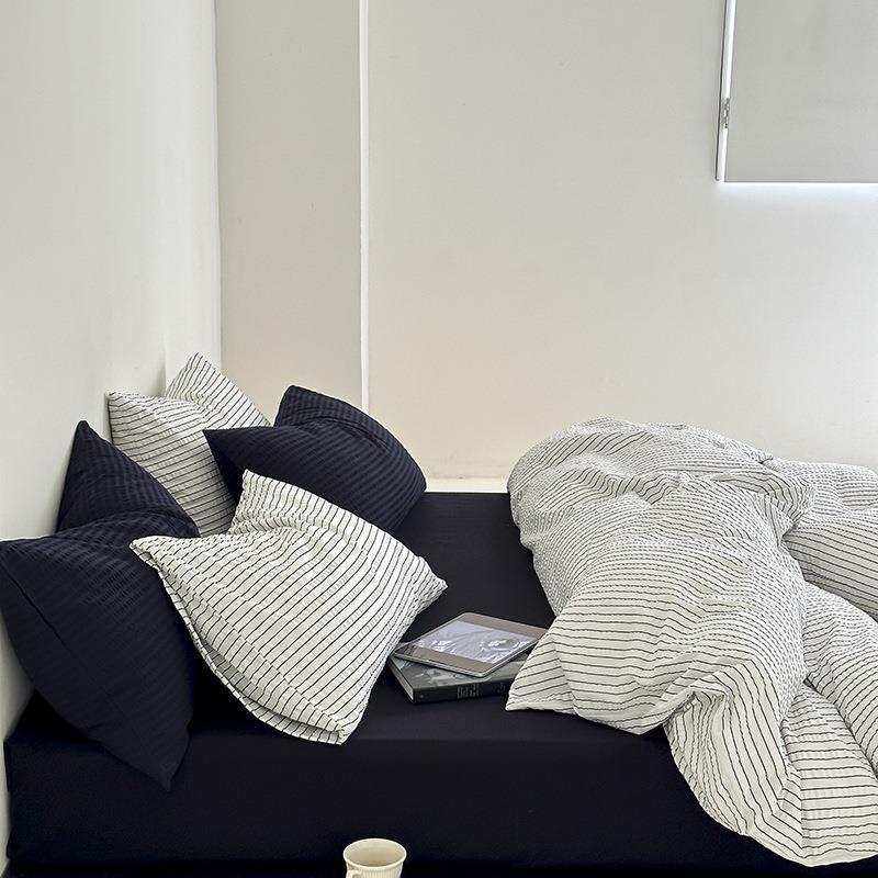 Minimal Stripe Bedding Set