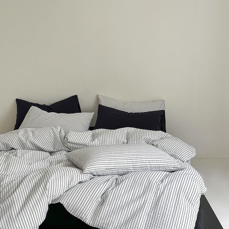 Minimal Stripe Bedding Set