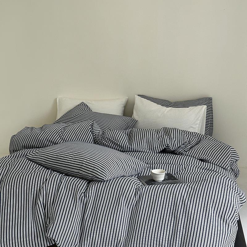 Minimal Stripe Bedding Set