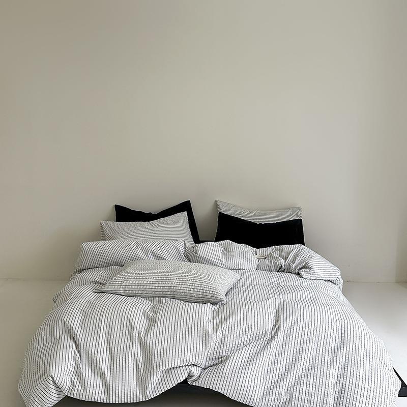 Minimal Stripe Bedding Set