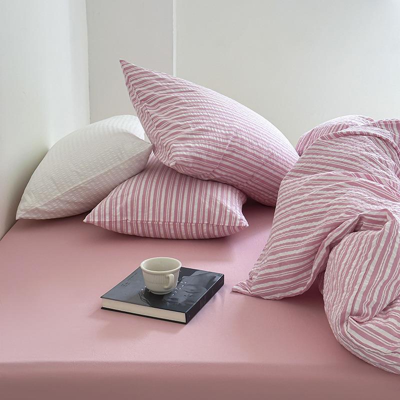 Minimal Stripe Bedding Set