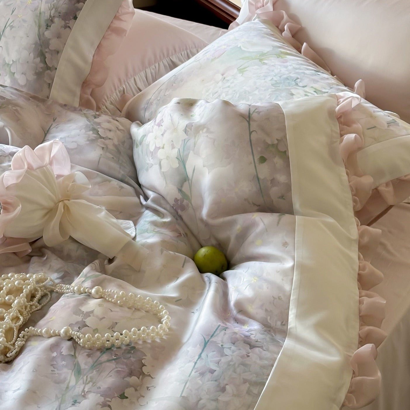 Royal Water flower Truffle Bedding Set