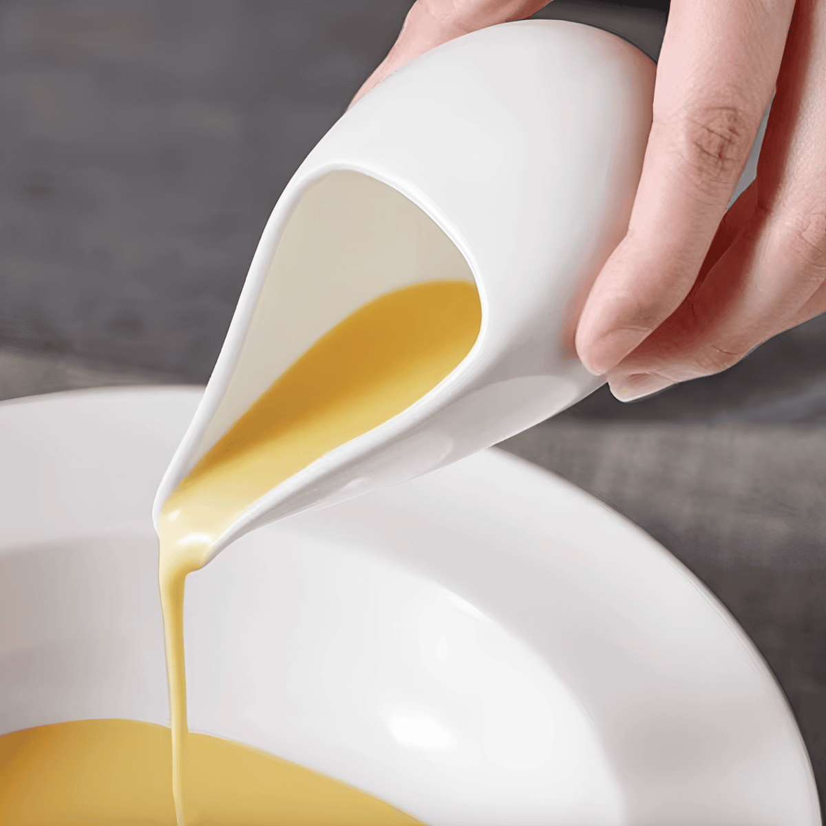 Aviro Ceramic Sauce Pourer